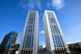 Image du Maroc Professionnelle de  Le Casablanca Twin Center est situé sur le Boulevard Zerktouni, ce quartier fait partie du centre moderne de la ville, Mercredi 19 avril 2006. (Photo / Abdeljalil Bounhar) 